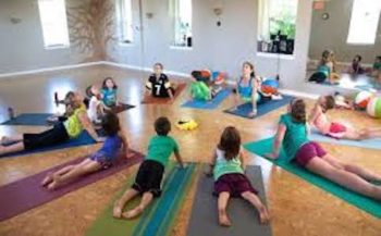Fun and Interactive Kids Yoga Lesson Plans: In Garden Theme, Exploring Nature and Building Patience